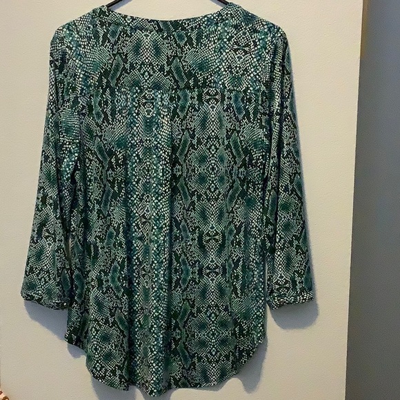 🌿 Dana Buchman Snake Print Top 🌿 - Picture 5 of 9
